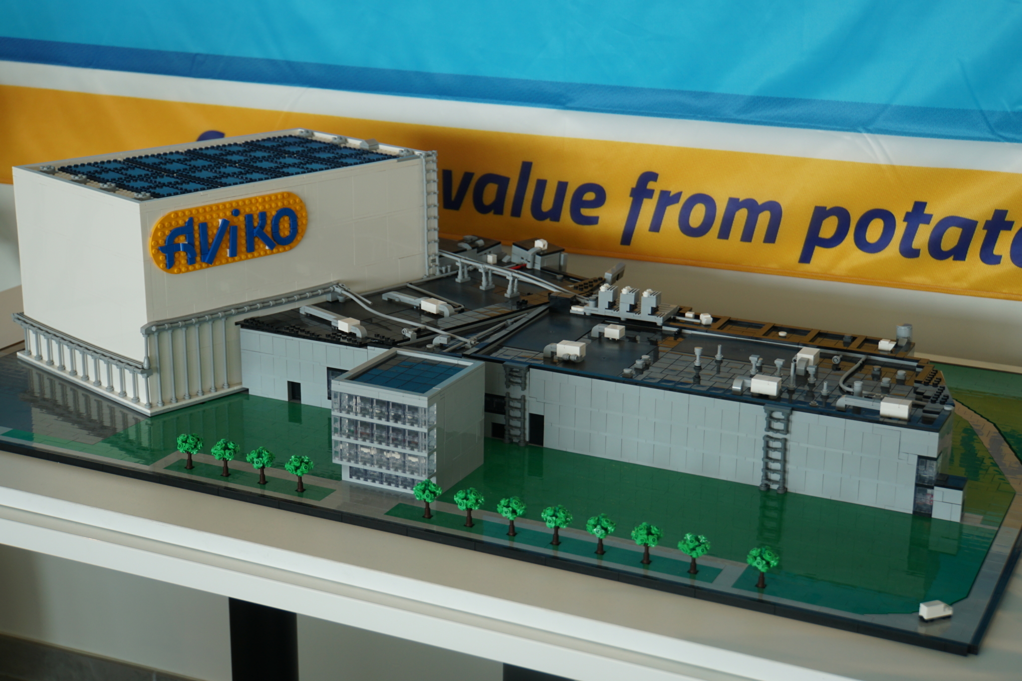 Schaalmodel nieuwe productiesite Aviko in Lego foto maf