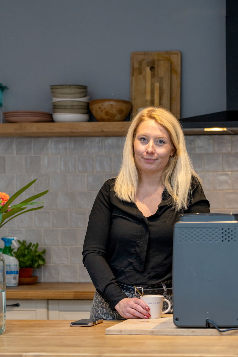 Alveringem Naomie De Backer thuis werken V3